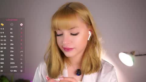 Snapshot of emmiemurray chatting on May 16, 6:17 pm Aurora online show from May 16, 6:17 pm