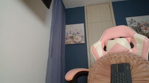 Snapshot of emmily_forever chatting on May 20, 6:41 am emmily online show from May 20, 6:41 am