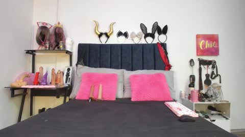          online show from February 4, 12:33 pm