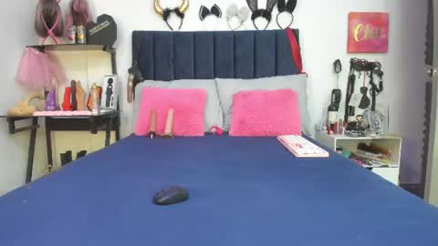Snapshot of emmily_giraldo chatting on June 12, 12:26 pm online show from June 12, 12:26 pm