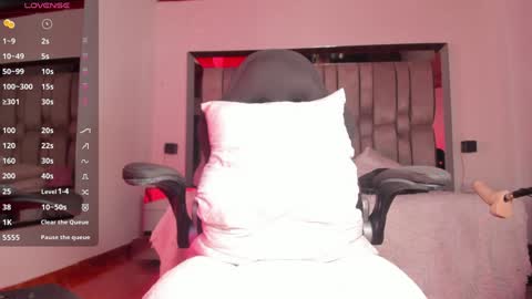 Snapshot of emmily_savage chatting on December 13, 8:30 am online show from December 13, 8:30 am