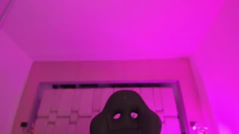 Snapshot of emmily_savage chatting on October 15, 11:43 am online show from October 15, 11:43 am