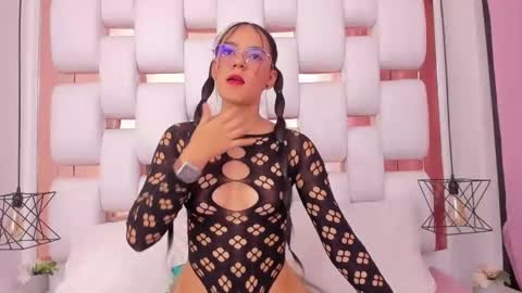 Snapshot of emmycruzz chatting on November 13, 8:52 pm emmy online show from November 13, 8:52 pm