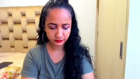 Snapshot of emperatriztapia chatting on May 17, 8:49 pm emperatriztapia online show from May 17, 8:49 pm