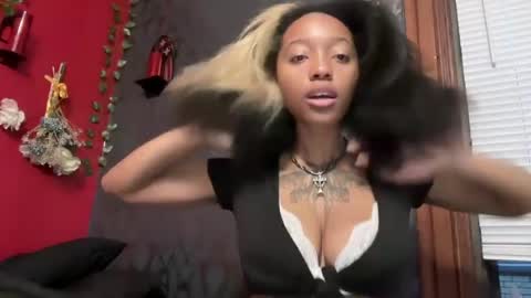 Snapshot of empress_valoria chatting on July 22, 12:24 am Alyx online show from July 22, 12:24 am
