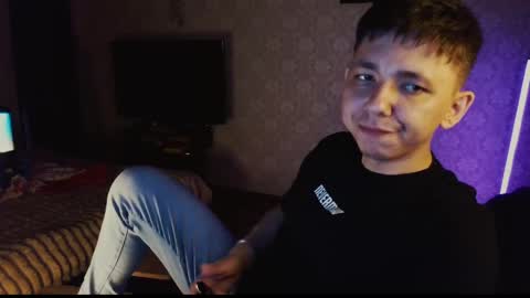 Snapshot of emveeboy96 chatting on April 1, 8:17 pm emveeboy96 online show from April 1, 8:17 pm