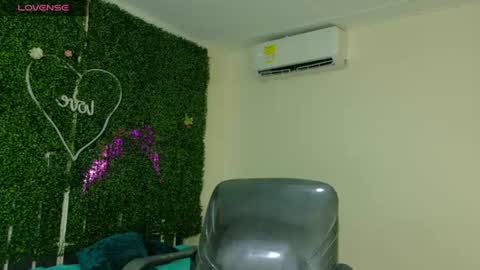 Snapshot of emy_0 chatting on June 26, 1:15 pm Emy online show from June 26, 1:15 pm