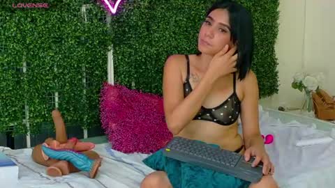 Snapshot of emy_0 chatting on July 7, 8:40 am Emy online show from July 7, 8:40 am