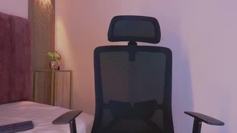 Snapshot of emy_leon chatting on November 10, 8:19 pm Emy online show from November 10, 8:19 pm