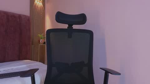 Snapshot of emy_leon chatting on November 16, 7:14 am Emy online show from November 16, 7:14 am