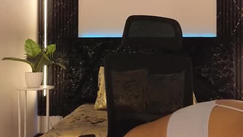 Snapshot of emy_leon chatting on November 27, 7:05 pm Emy online show from November 27, 7:05 pm