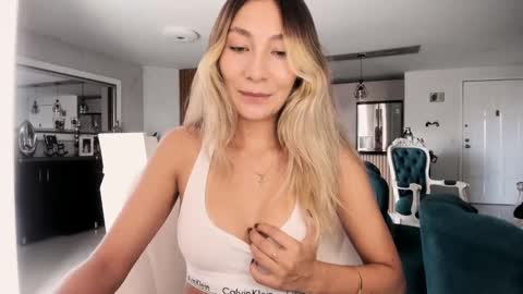 emyconneer online show from November 11, 5:57 pm