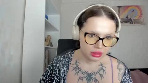 Snapshot of emydeliro chatting on April 17, 5:49 pm emydeliro online show from April 17, 5:49 pm