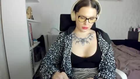 Snapshot of emydeliro chatting on April 18, 6:45 pm emydeliro online show from April 18, 6:45 pm