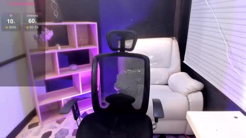 Snapshot of emysilver chatting on December 5, 8:22 pm Emy Silver online show from December 5, 8:22 pm