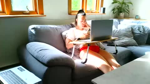 Snapshot of emyxxl chatting on June 15, 12:18 pm emyxxl online show from June 15, 12:18 pm