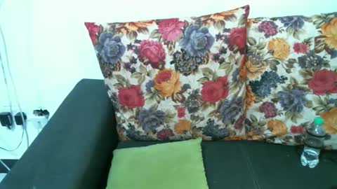 Vee online show from April 28, 2:33 pm