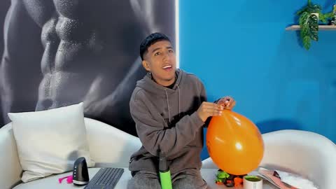 Snapshot of ender_h0t chatting on October 12, 1:43 pm Ender online show from October 12, 1:43 pm