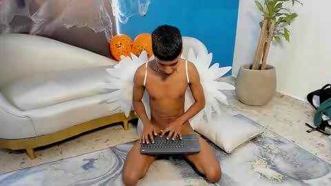 Snapshot of ender_h0t chatting on October 31, 6:09 pm Ender online show from October 31, 6:09 pm