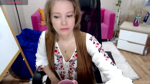 Snapshot of englishgirll chatting on April 19, 3:33 pm englishgirll online show from April 19, 3:33 pm