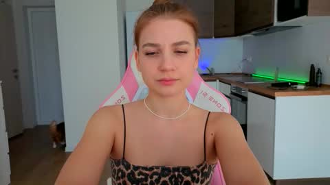 Snapshot of enjoyeverymoment_ chatting on March 27, 9:21 am enjoyeverymoment_ online show from March 27, 9:21 am