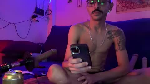 Snapshot of enjoythetrip chatting on October 4, 8:12 am Luke online show from October 4, 8:12 am