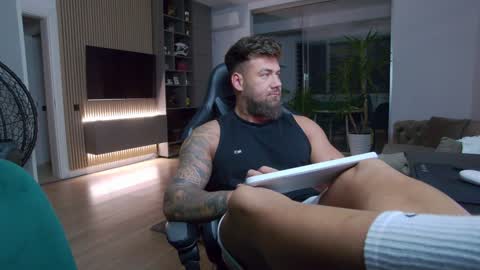 Erik online show from February 3, 10:32 pm