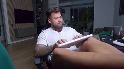 Erik online show from February 14, 7:54 pm