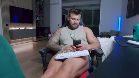 Erik online show from February 26, 9:03 pm