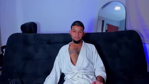 Snapshot of enyel_100 chatting on June 11, 2:53 am enyel_100 online show from June 11, 2:53 am