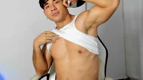 Snapshot of enzo_corleone chatting on May 13, 4:21 am enzo_corleone online show from May 13, 4:21 am