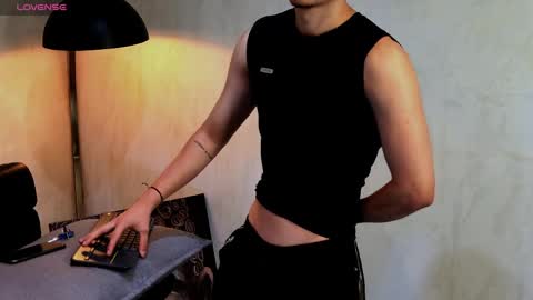 Snapshot of enzo_steel chatting on June 2, 6:04 am enzo_steel online show from June 2, 6:04 am