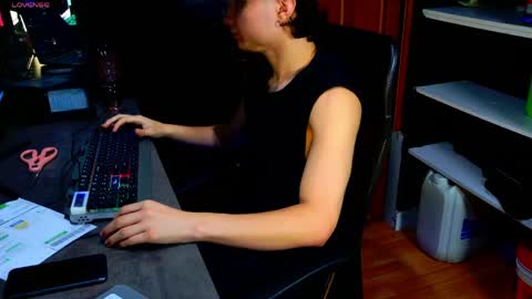 Snapshot of enzo_steel chatting on June 8, 9:20 am enzo_steel online show from June 8, 9:20 am