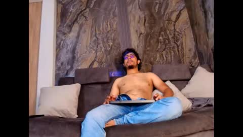 Snapshot of enzodarkwood chatting on December 5, 1:52 pm Enzo online show from December 5, 1:52 pm