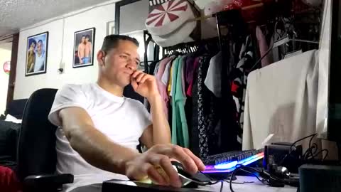 Snapshot of enzoyarack chatting on November 6, 3:18 am enzoyarack online show from November 6, 3:18 am