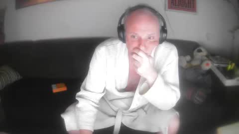 Snapshot of eric204 chatting on February 2, 11:32 pm Eric online show from February 2, 11:32 pm