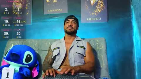 Snapshot of eric_harrison1 chatting on October 31, 11:50 pm Brayan online show from October 31, 11:50 pm