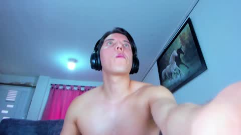 Snapshot of eric_twink18 chatting on December 7, 4:47 pm eric_twink18 online show from December 7, 4:47 pm