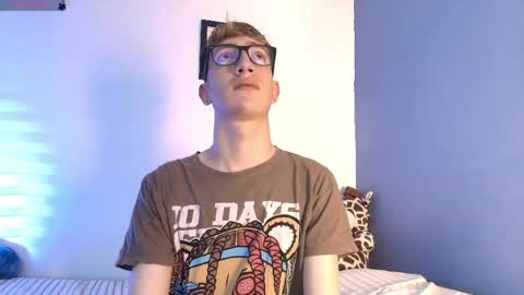 Snapshot of erik_golden_ chatting on May 4, 7:54 pm I am Erik online show from May 4, 7:54 pm