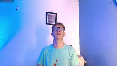 Snapshot of erik_golden_ chatting on May 21, 9:44 pm I am Erik online show from May 21, 9:44 pm