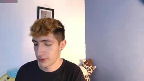 Snapshot of erik_golden_ chatting on June 29, 9:04 pm I am Erik online show from June 29, 9:04 pm