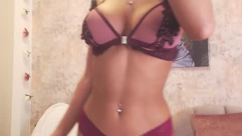 Snapshot of erikabeee1 chatting on February 18, 6:37 am Erikabeee online show from February 18, 6:37 am