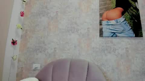 Snapshot of erikabeee1 chatting on December 17, 6:41 am Erikabeee online show from December 17, 6:41 am