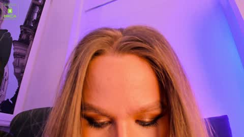 Snapshot of erikalustx chatting on February 16, 4:30 am Erika online show from February 16, 4:30 am