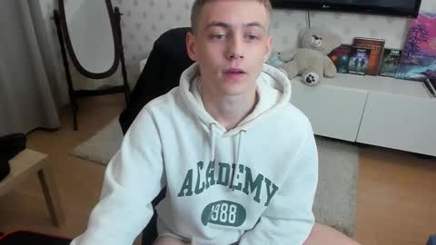 Max online show from October 25, 7:19 pm