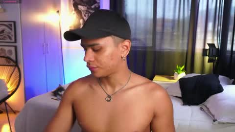 Snapshot of eroswild_ chatting on May 10, 8:25 pm Eros Wild online show from May 10, 8:25 pm