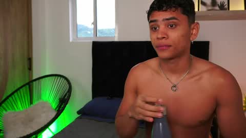 Snapshot of eroswild_ chatting on June 7, 9:29 pm Eros Wild online show from June 7, 9:29 pm