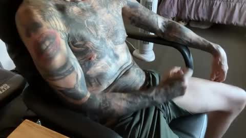 Snapshot of eroticcloseups chatting on June 22, 11:13 pm Erotic CloseUps online show from June 22, 11:13 pm
