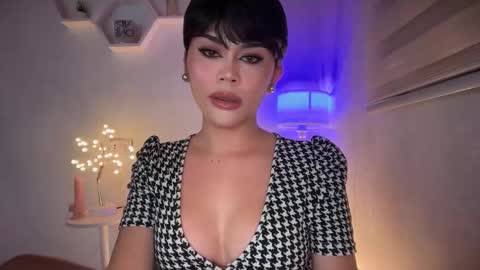 Snapshot of erotictsmonica chatting on February 22, 12:01 am monica online show from February 22, 12:01 am