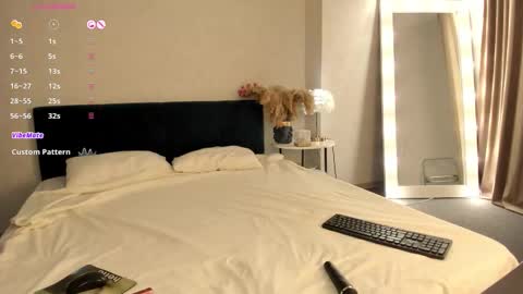 Snapshot of esme_runn chatting on October 28, 3:10 am Esme Runn online show from October 28, 3:10 am